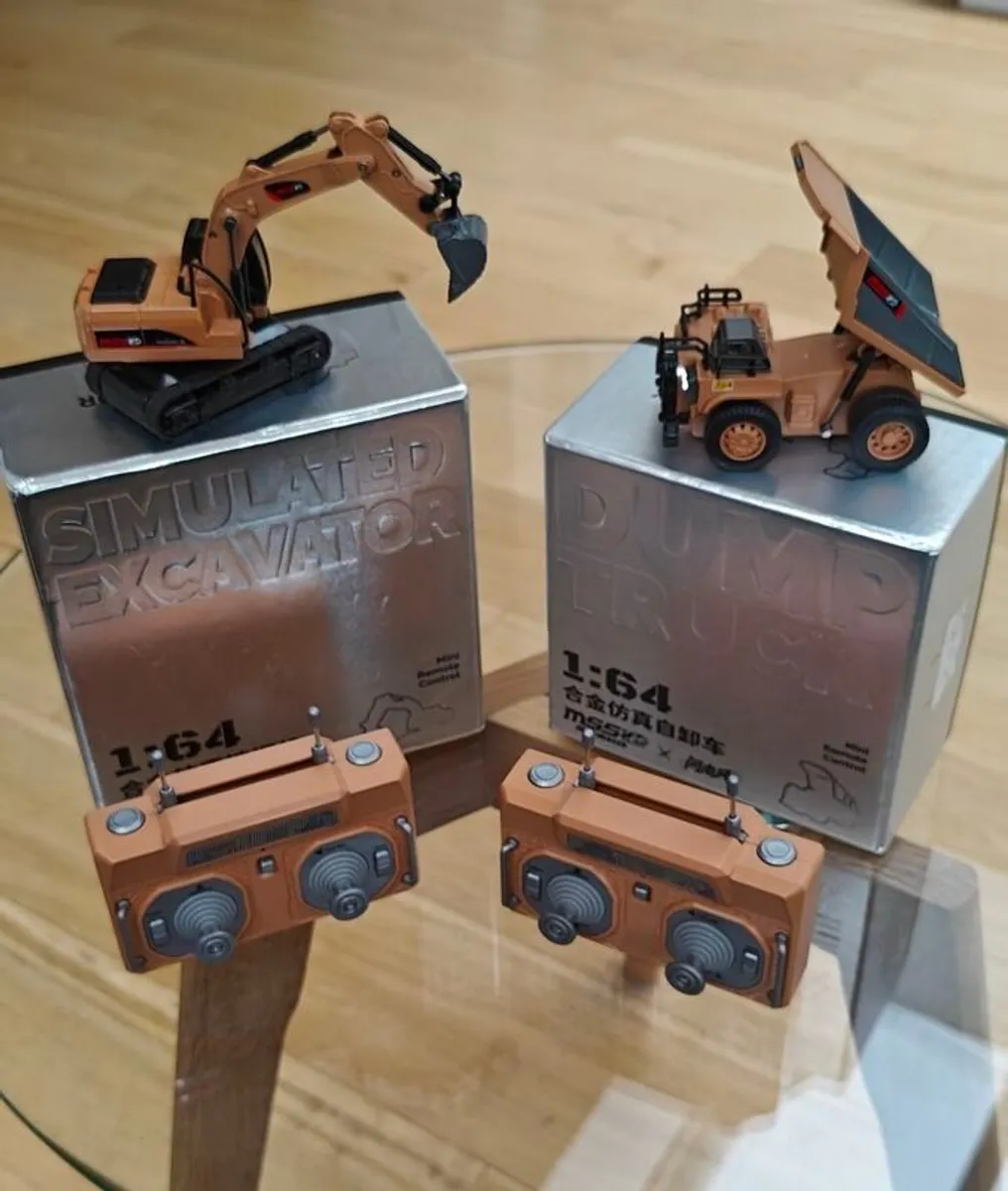 Remote control mini excavator and dump truck - Image 1