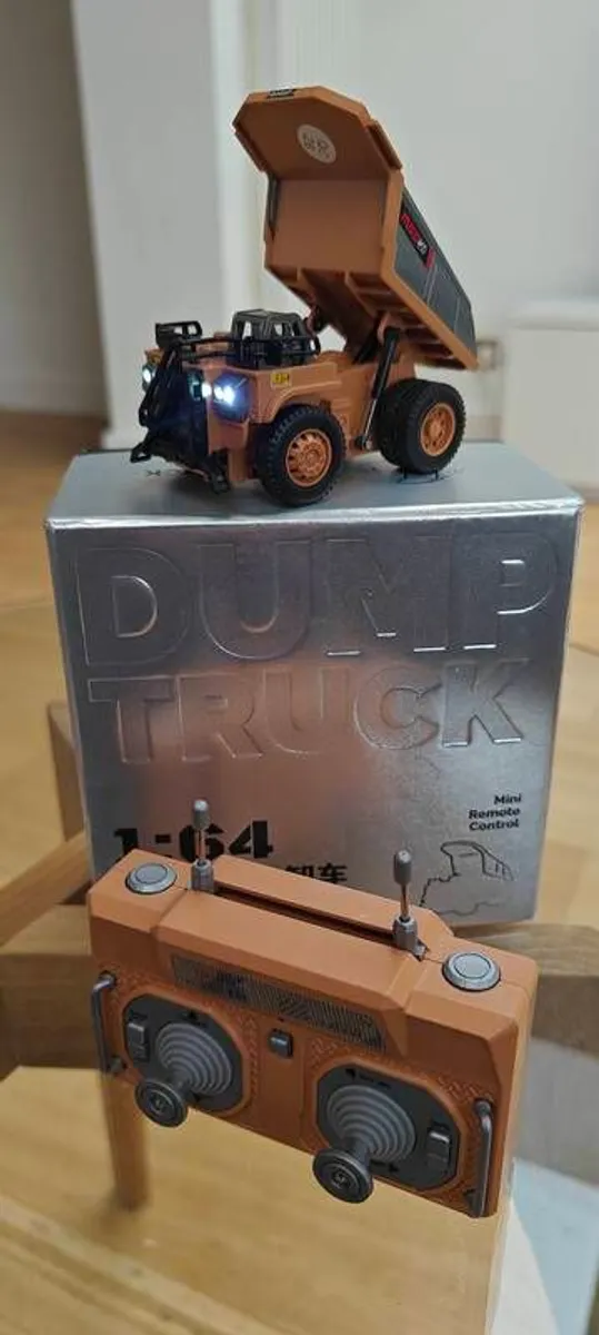 Remote control mini excavator and dump truck - Image 3