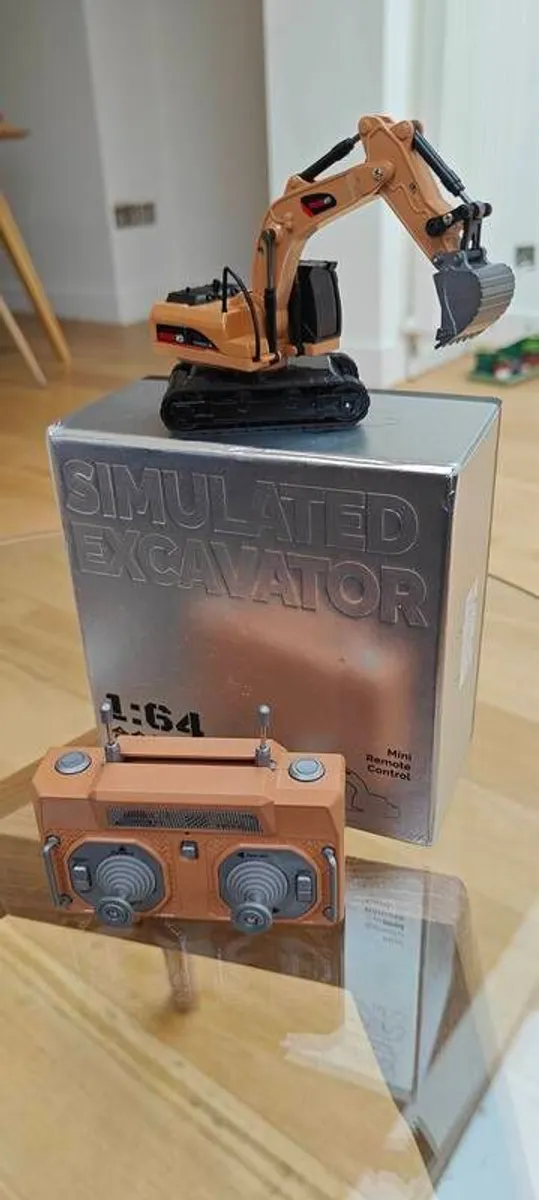 Remote control mini excavator and dump truck - Image 4