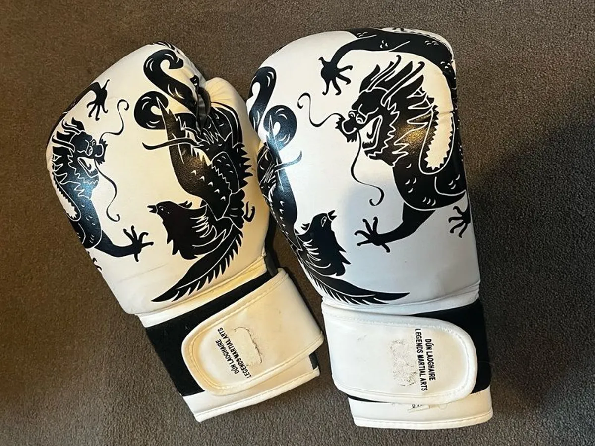 Freestanding 6ft punch bag and boxing gloves - Image 2