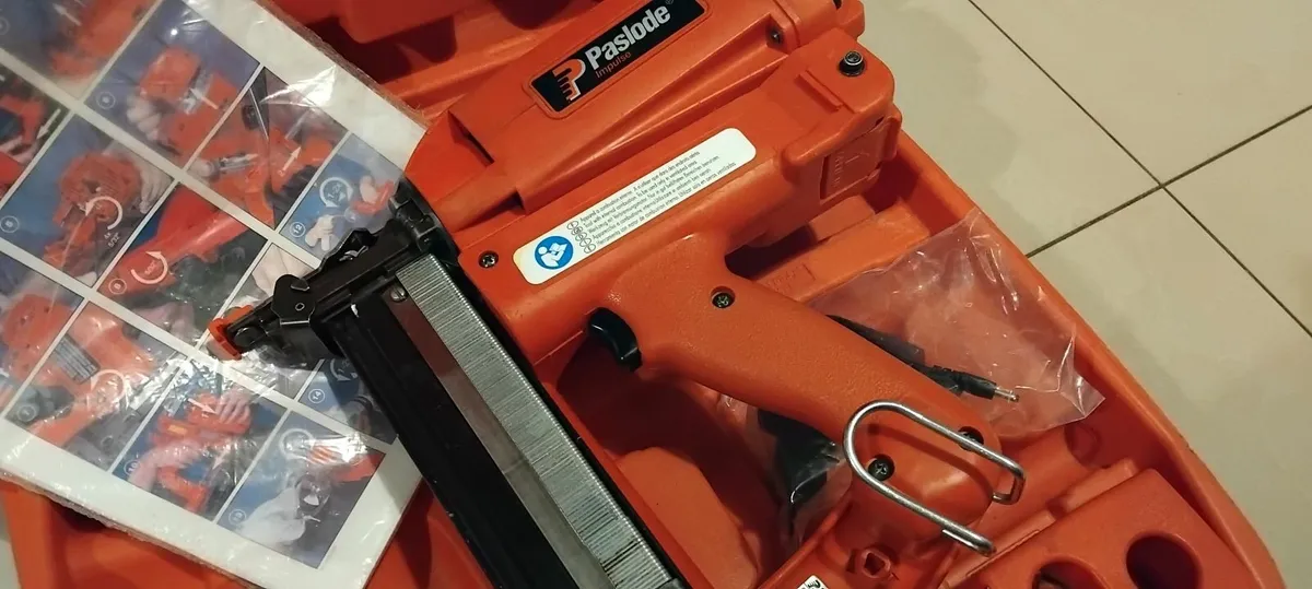 Paslode 16 Gauge 1/2" Crown Stapler - Image 3