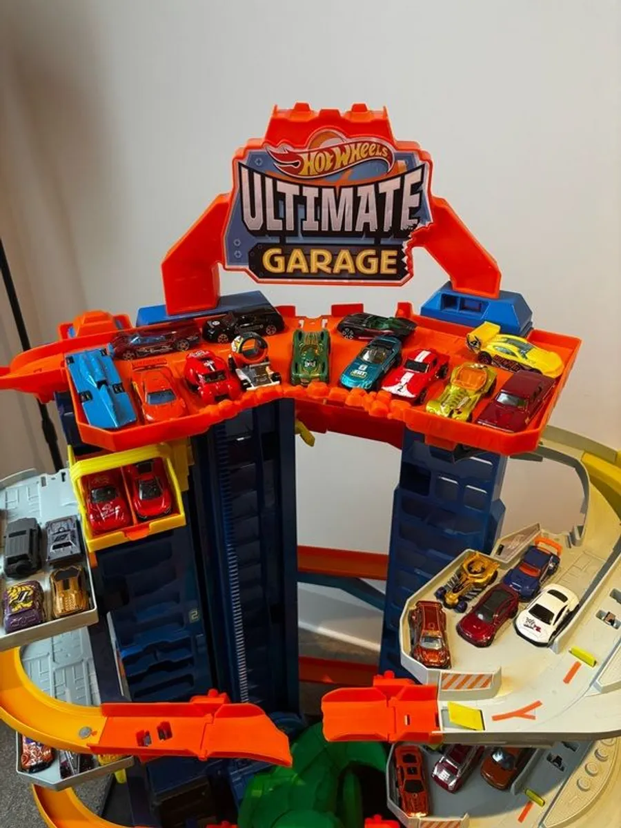 Hot Wheels City Ultimate Garage Playset with Multi-Level Racetrack - Image 2