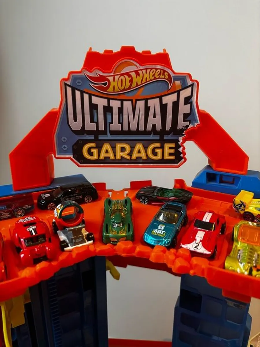 Hot Wheels City Ultimate Garage Playset with Multi-Level Racetrack - Image 3