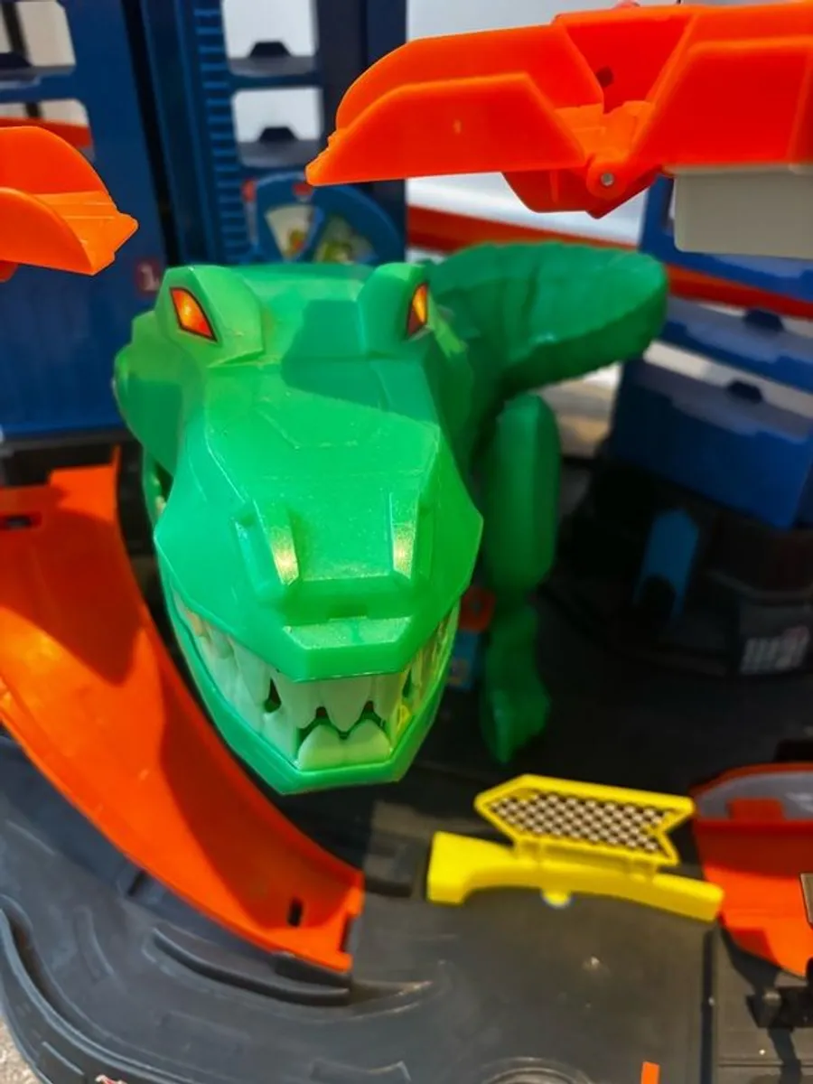 Hot Wheels City Ultimate Garage Playset with Multi-Level Racetrack - Image 4