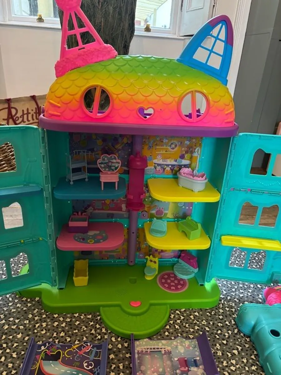Gabby's Doll House and Extra Accessories - Image 2