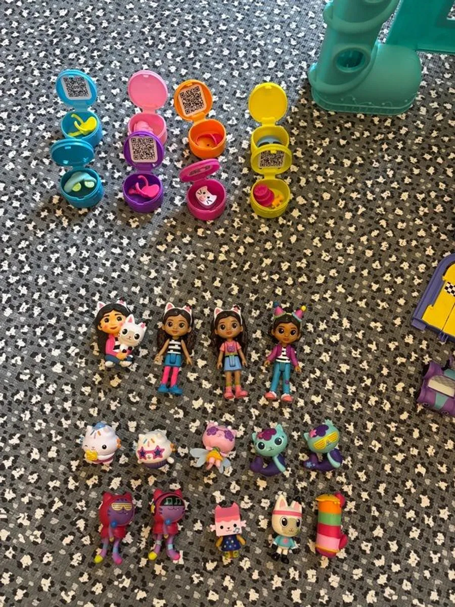 Gabby's Doll House and Extra Accessories - Image 3