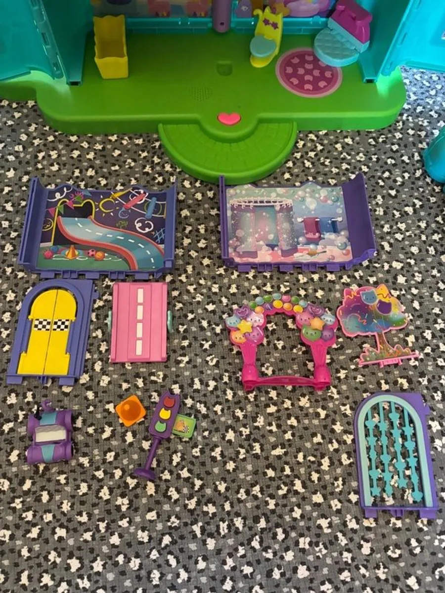 Gabby's Doll House and Extra Accessories - Image 4