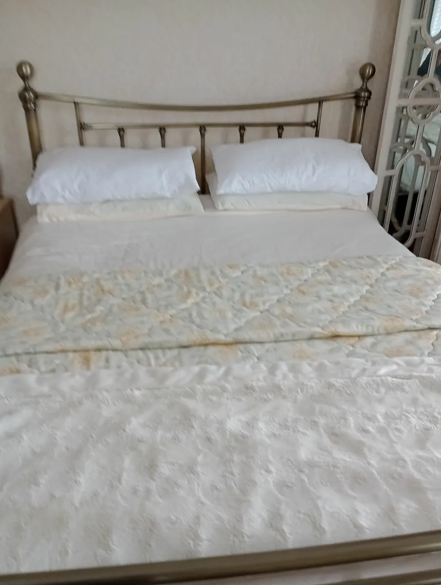 Brass style king size bed - Image 2