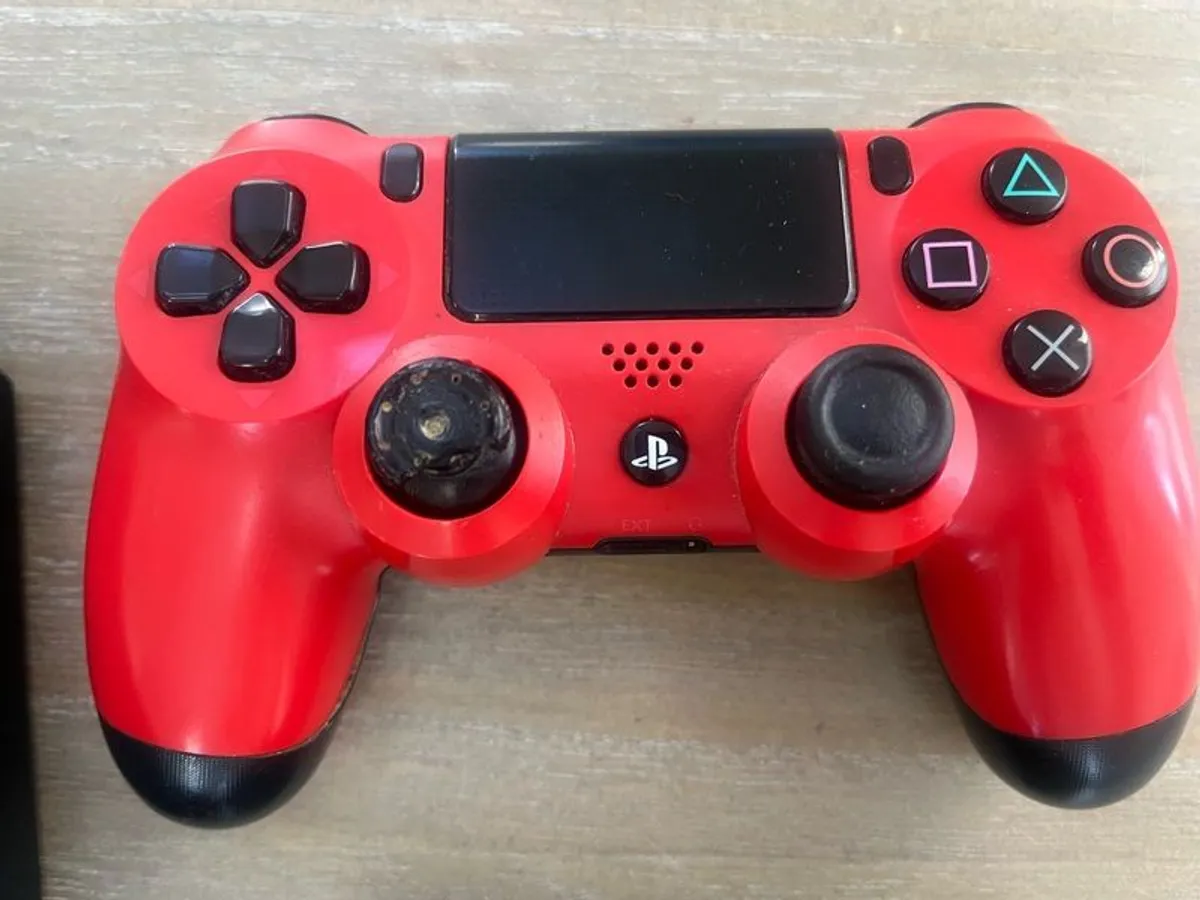 PS4 with 3 controllers and 1 game - Image 2
