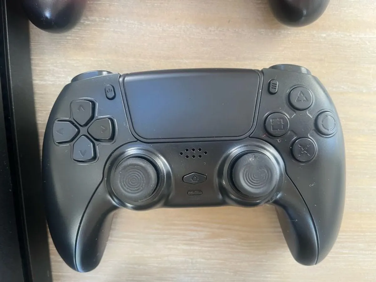 PS4 with 3 controllers and 1 game - Image 3