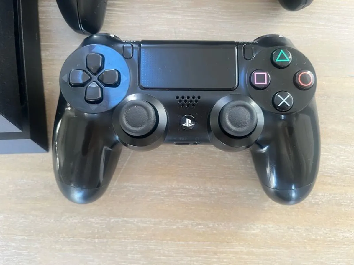 PS4 with 3 controllers and 1 game - Image 4