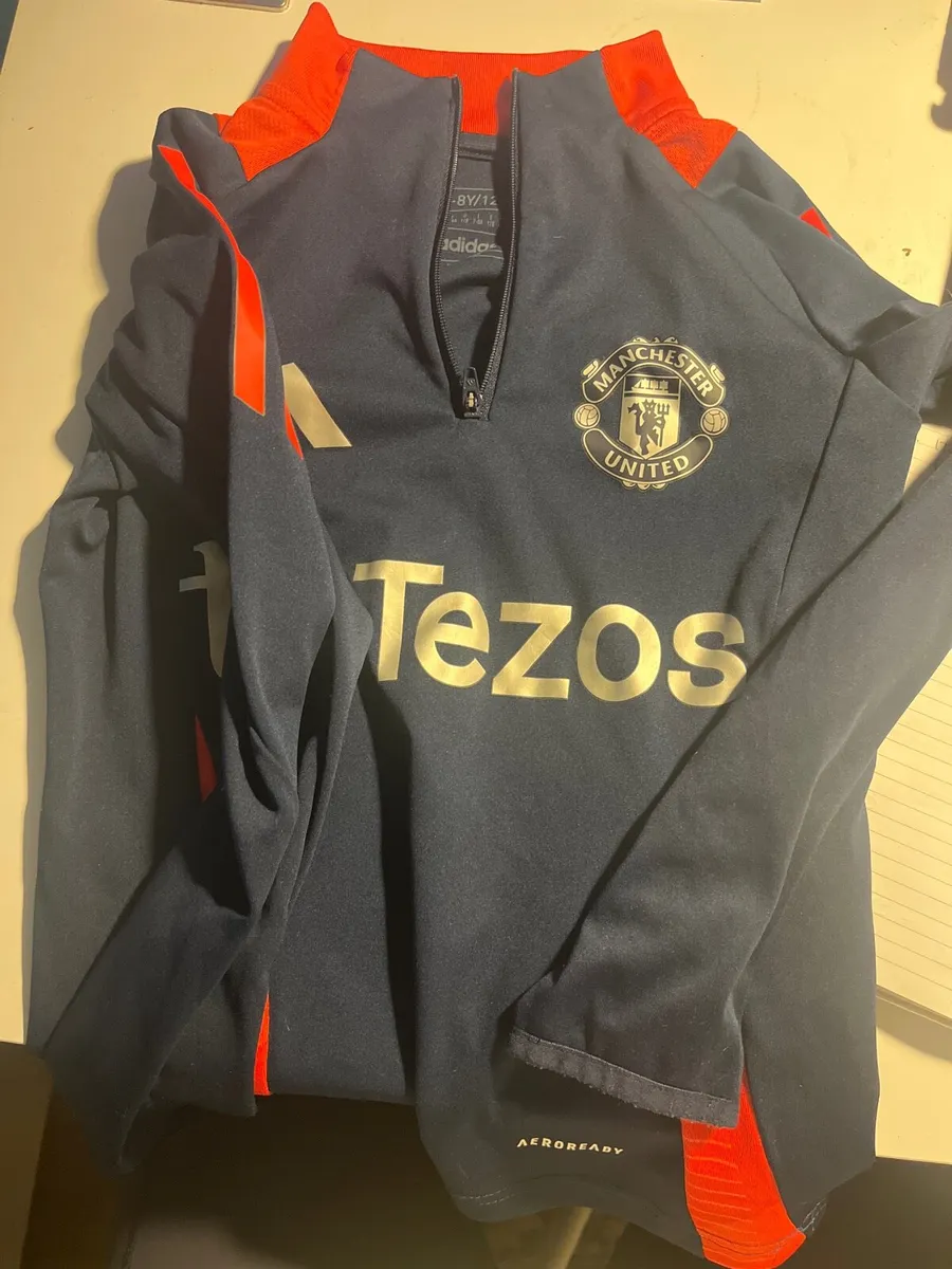 Manchester United sweatshirt age 7-8 - Image 1