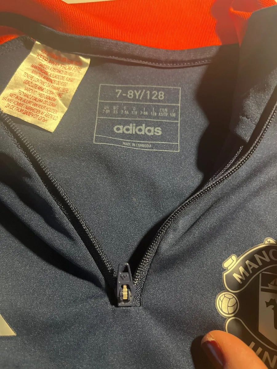 Manchester United sweatshirt age 7-8 - Image 2