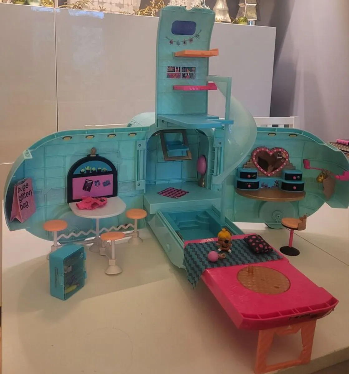 O.M.G & L.O.L. Toy Camper Van - Image 1