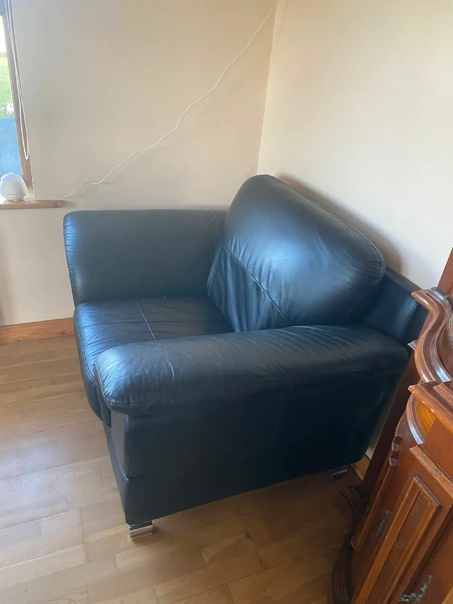 Three 3 piece Suite Leather couch and two chairs - Image 4