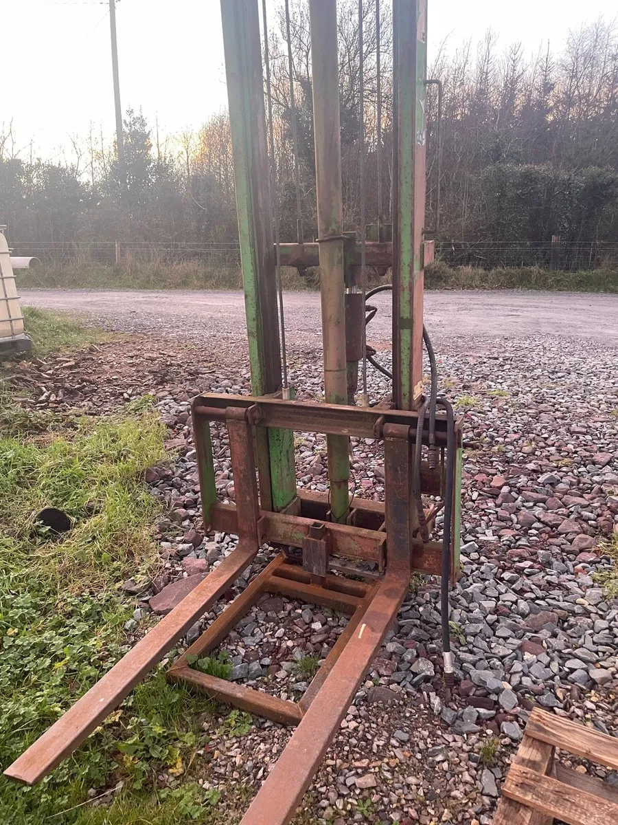 Forklift mast - Image 1