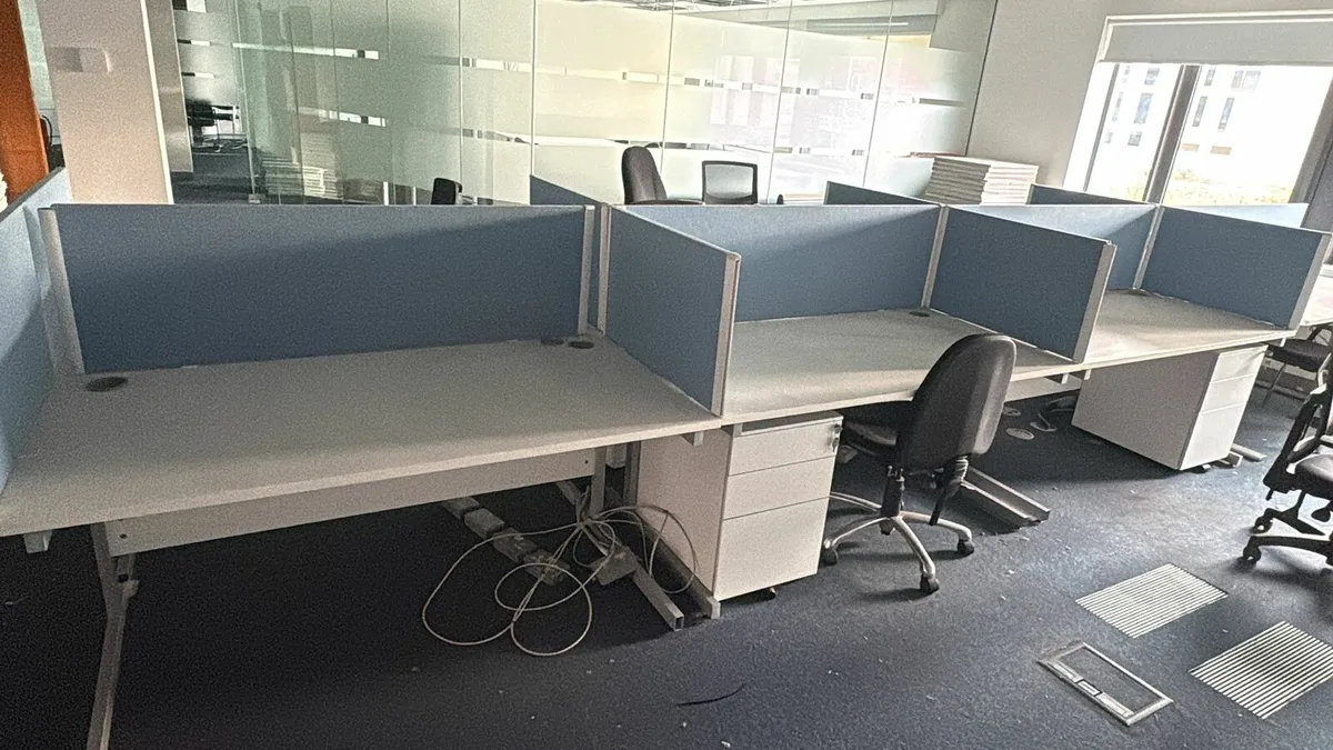 White office desks x 15 - Image 1