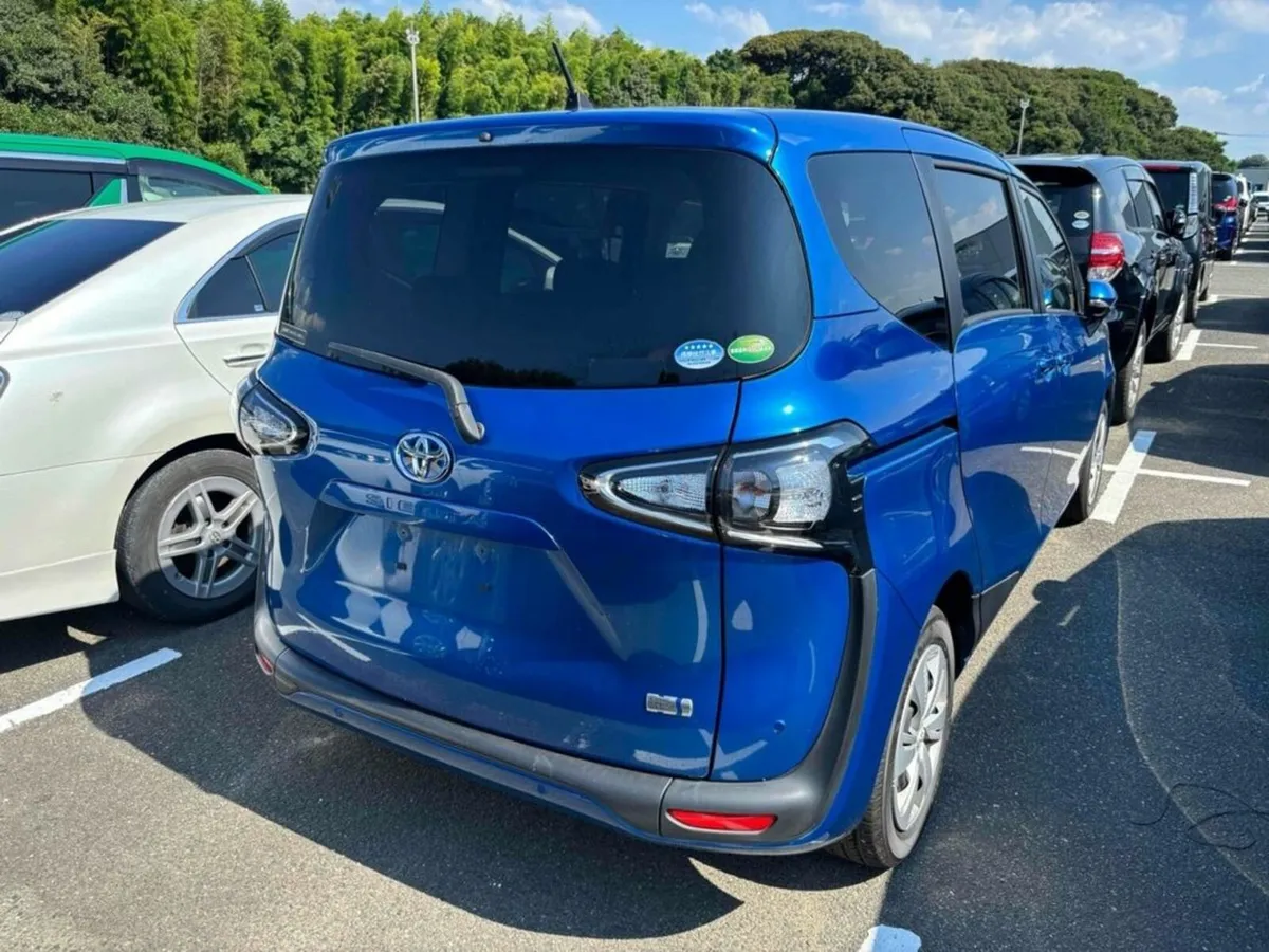 Toyota Sienta HYBRID - 7 SEATER - POWER DOORS - Image 2