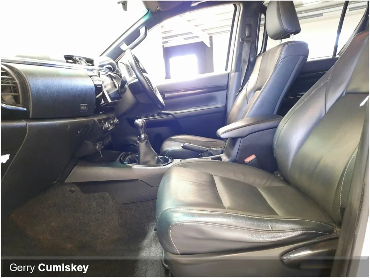 Toyota Hilux Invincible X D-4D - Image 4
