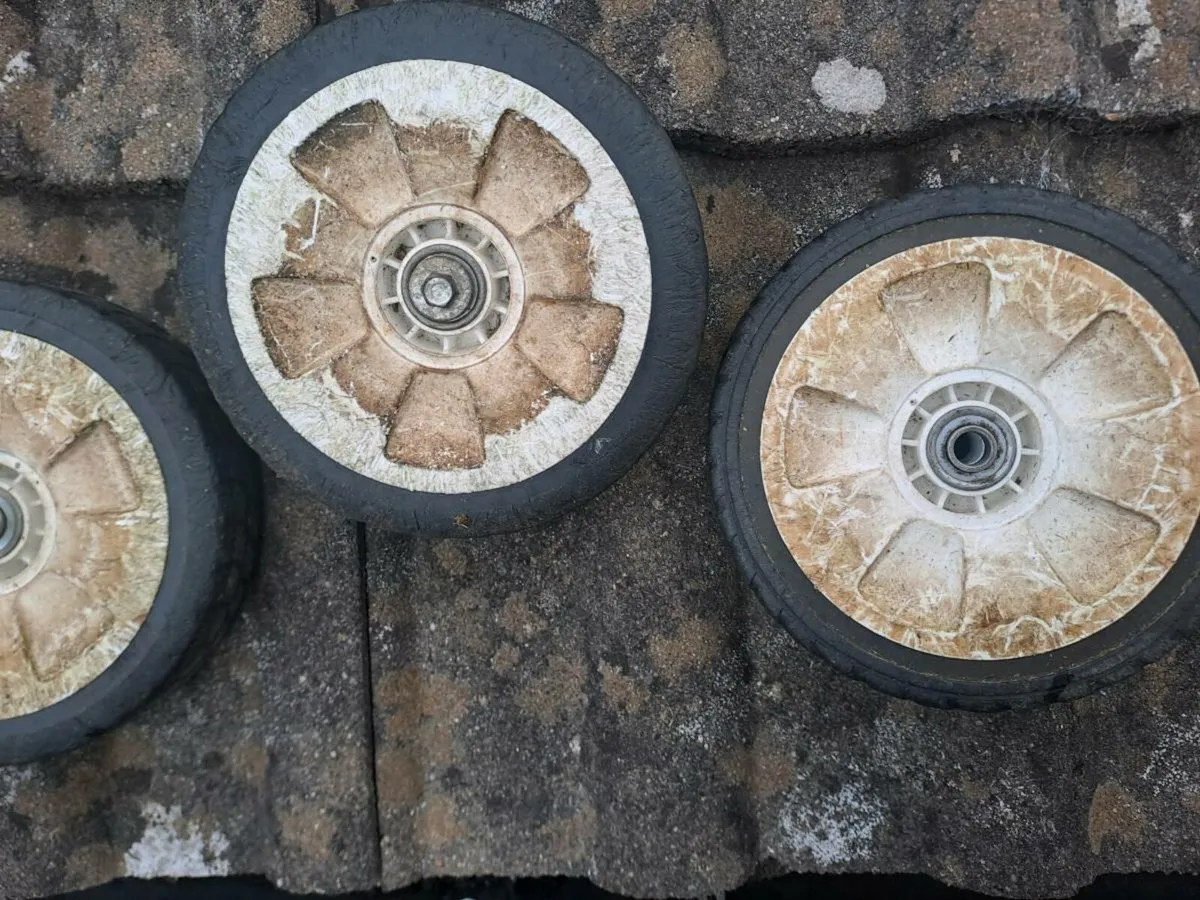 Honda  lawnmower  wheels v.g.c - Image 3
