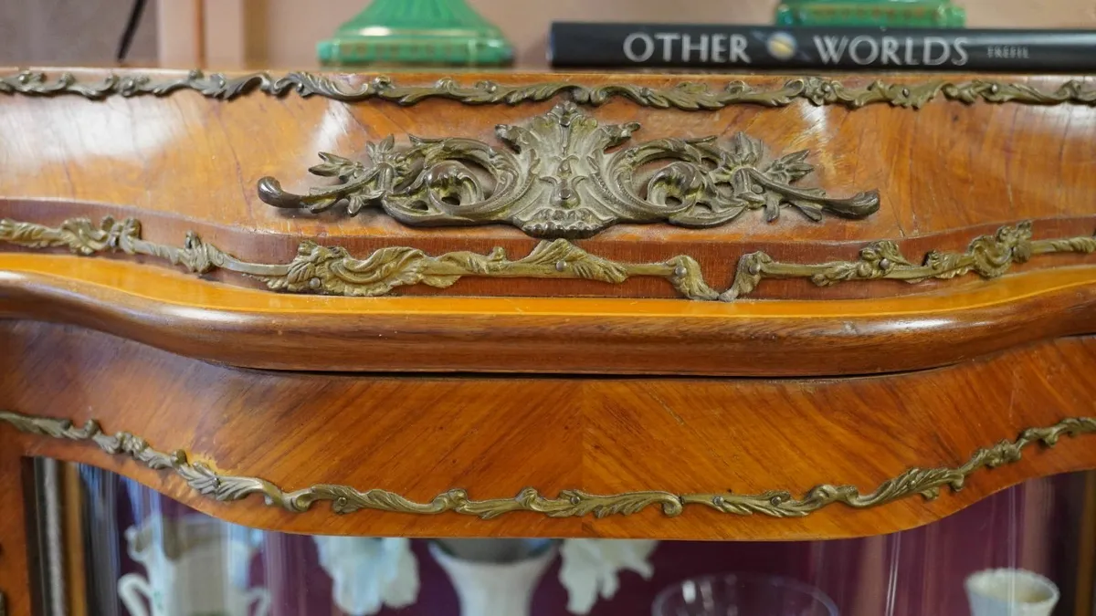 Elegant French Curved Glass Display Cabinet - Image 4