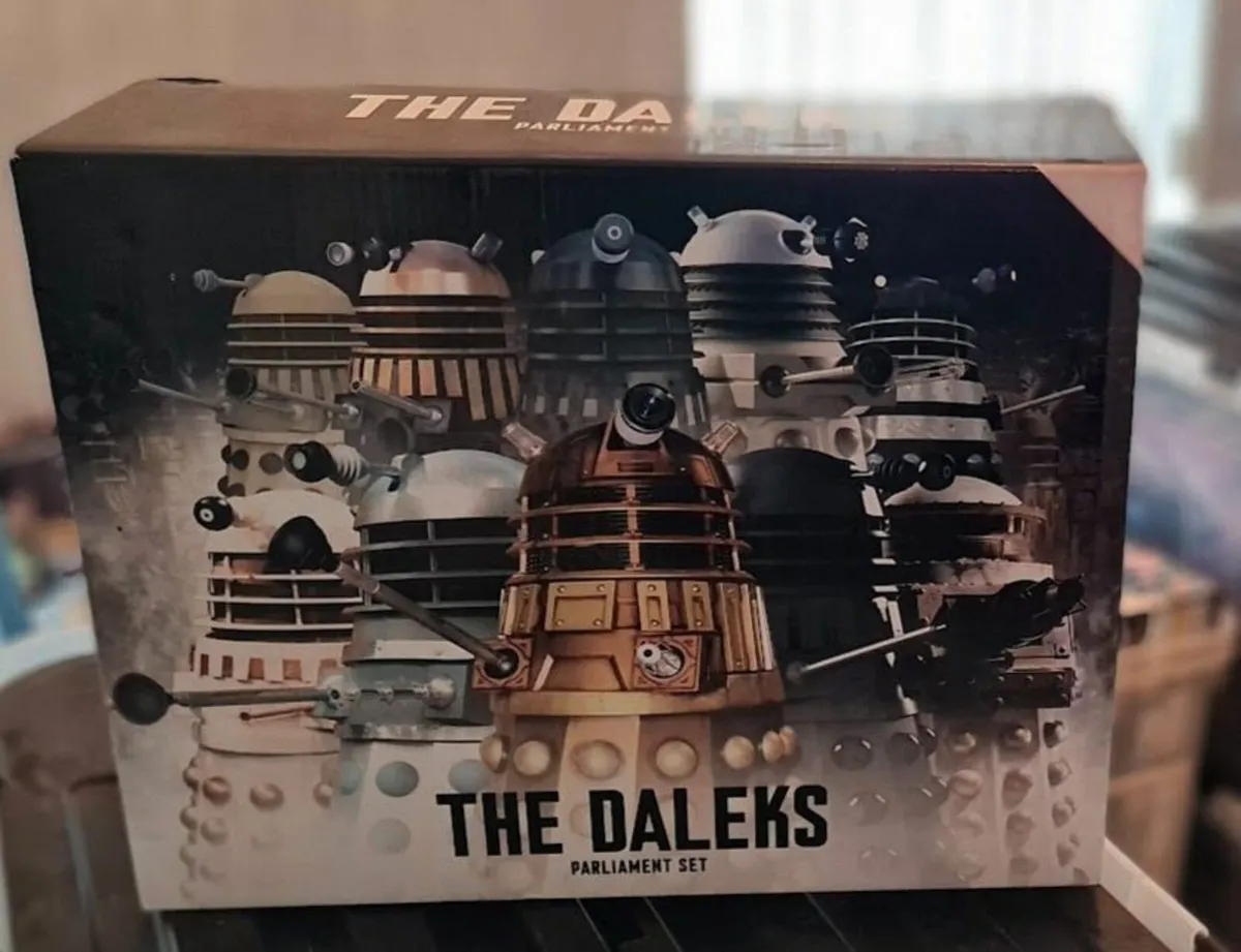 DOCTOR WHO PARLIAMENT SET - Image 1