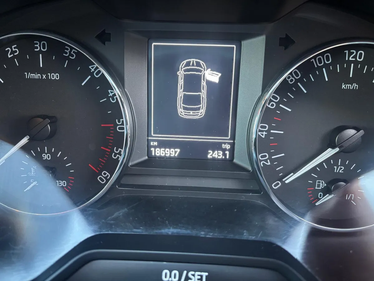 Skoda Octavia 2017  AUTOMATIC  DIESEL - Image 3