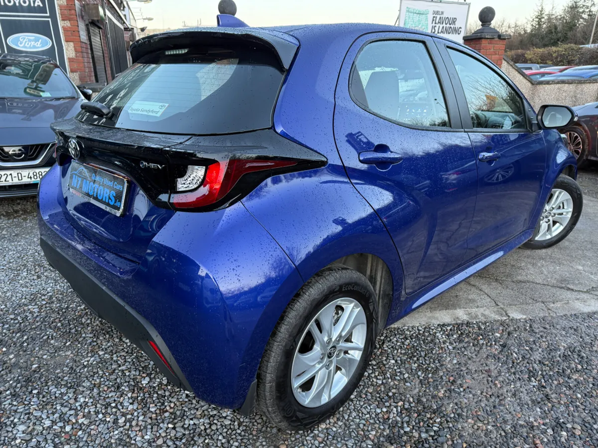 2025 Toyota Yaris HYBRID 1.5 LUNA - Image 4