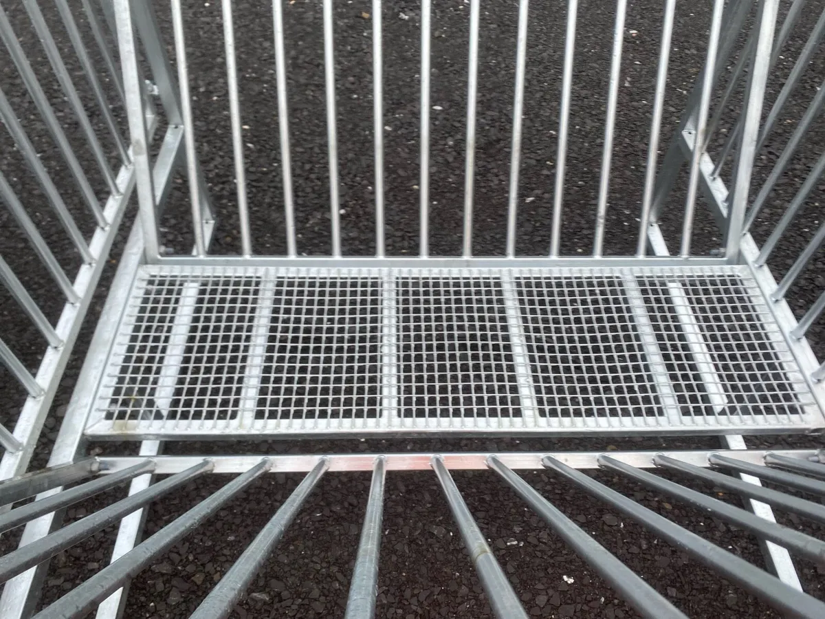 SHEEP ROUND BALE FEEDERS - Image 3