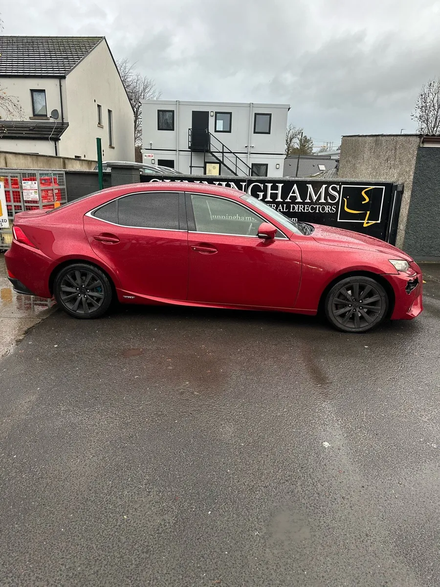 Lexus Is 300h - Image 3
