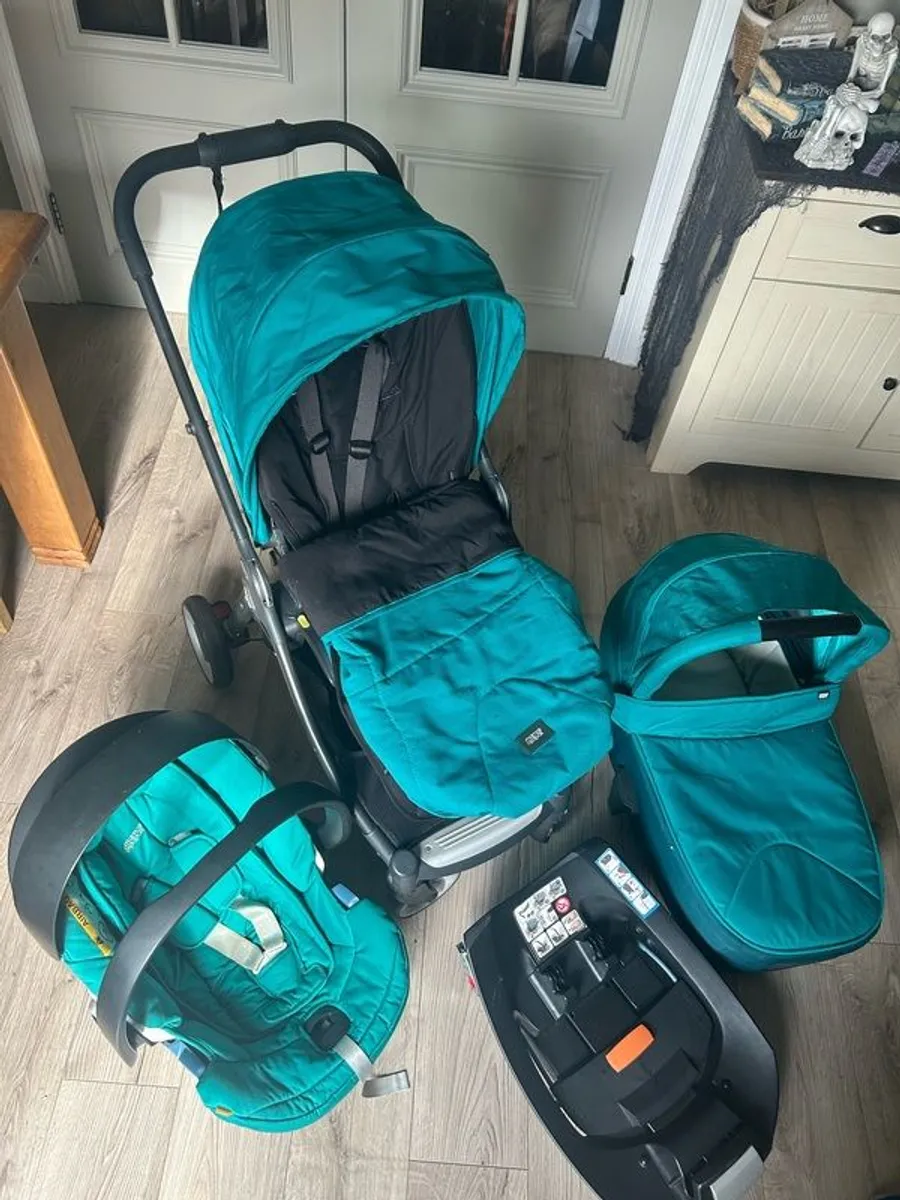 Travel system 3 in 1 + isofix car seat base - Image 1