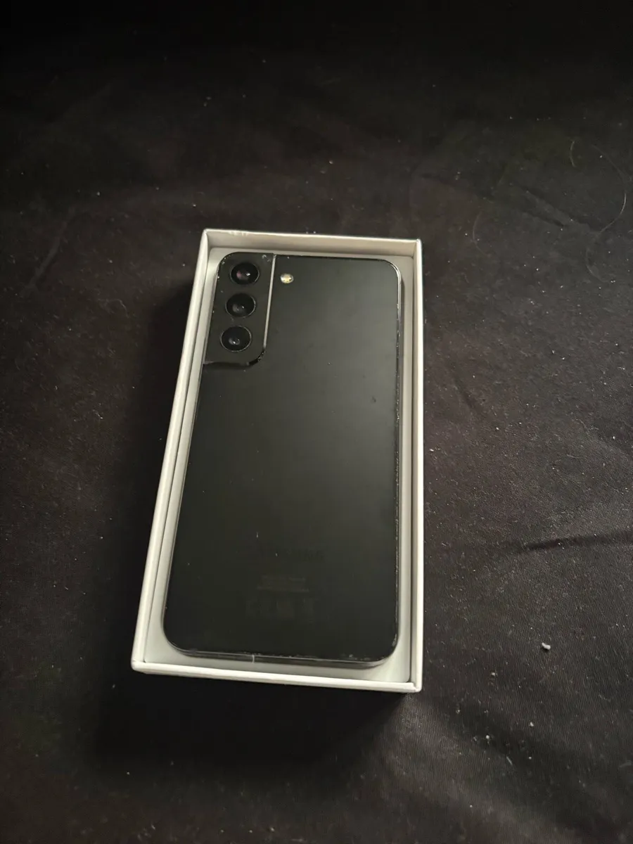 Samsung Galaxy S22 - Image 1