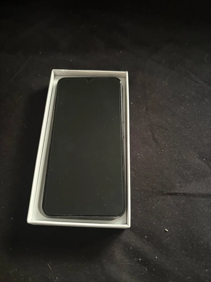 Samsung Galaxy S22 - Image 2