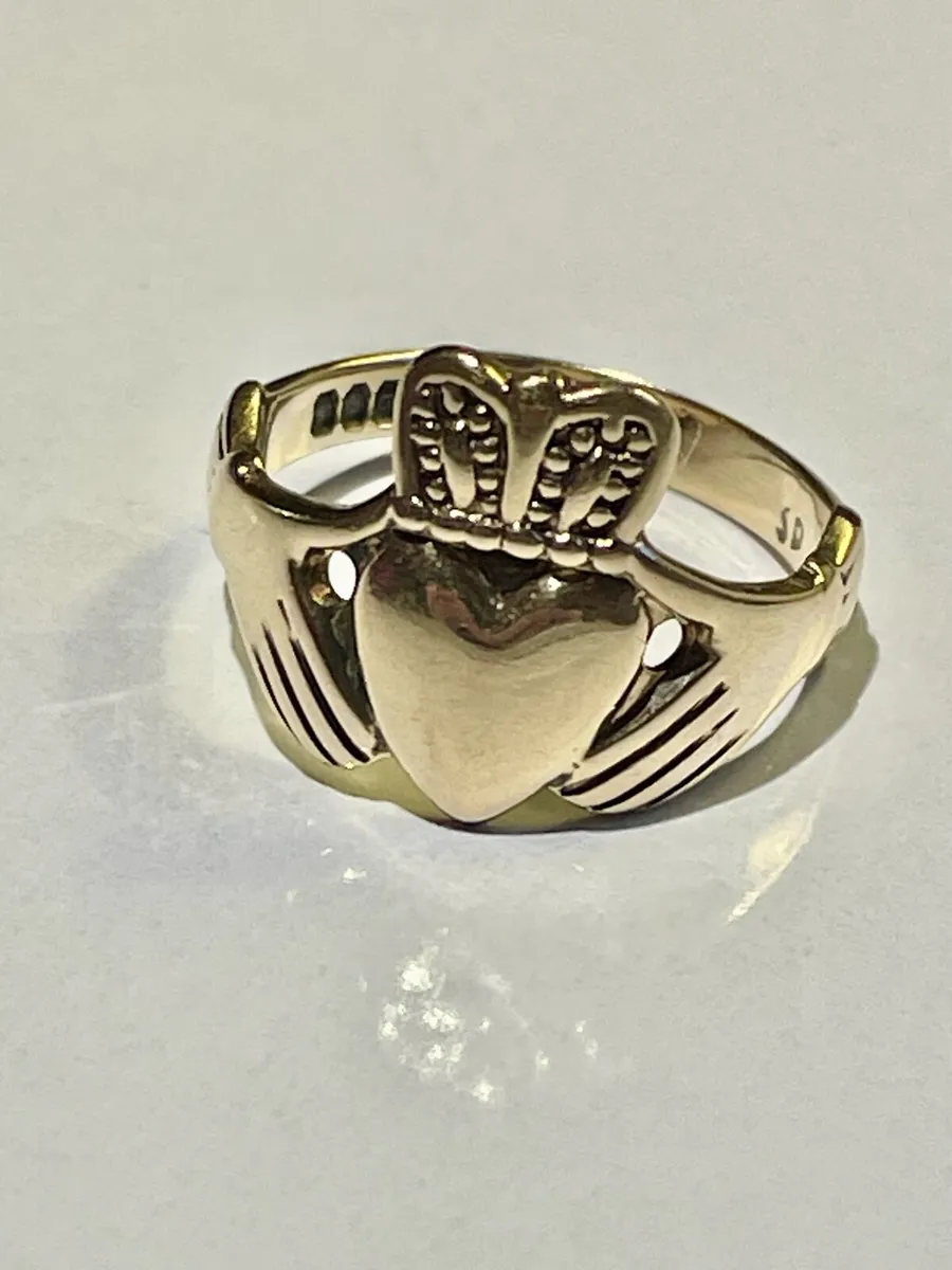 9ct Gold Claddagh Ring - Image 1