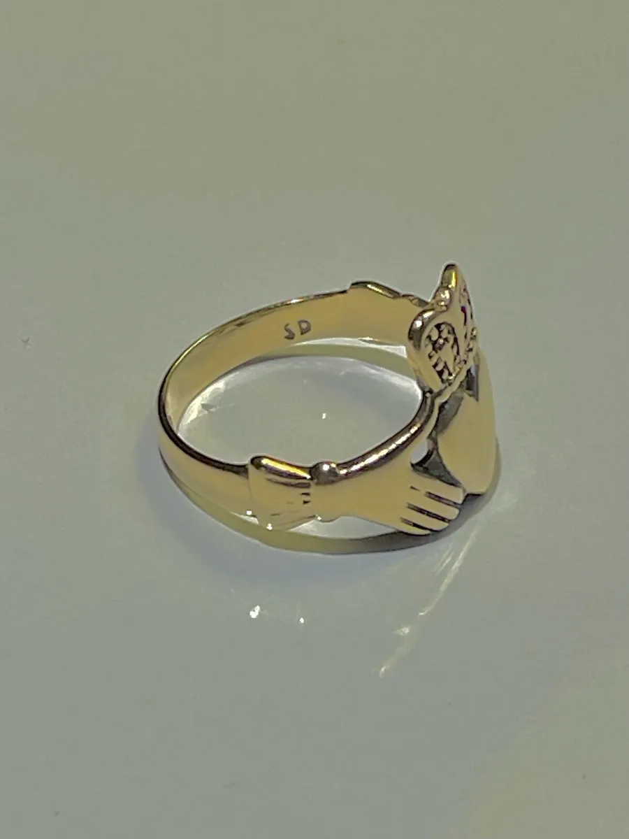 9ct Gold Claddagh Ring - Image 4