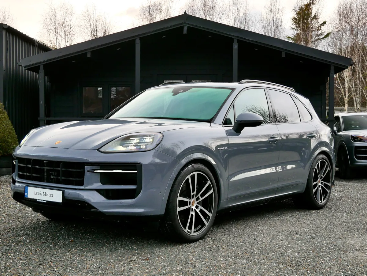 2025 Porsche Cayenne E-Hybrid HIGH SPEC - Image 3