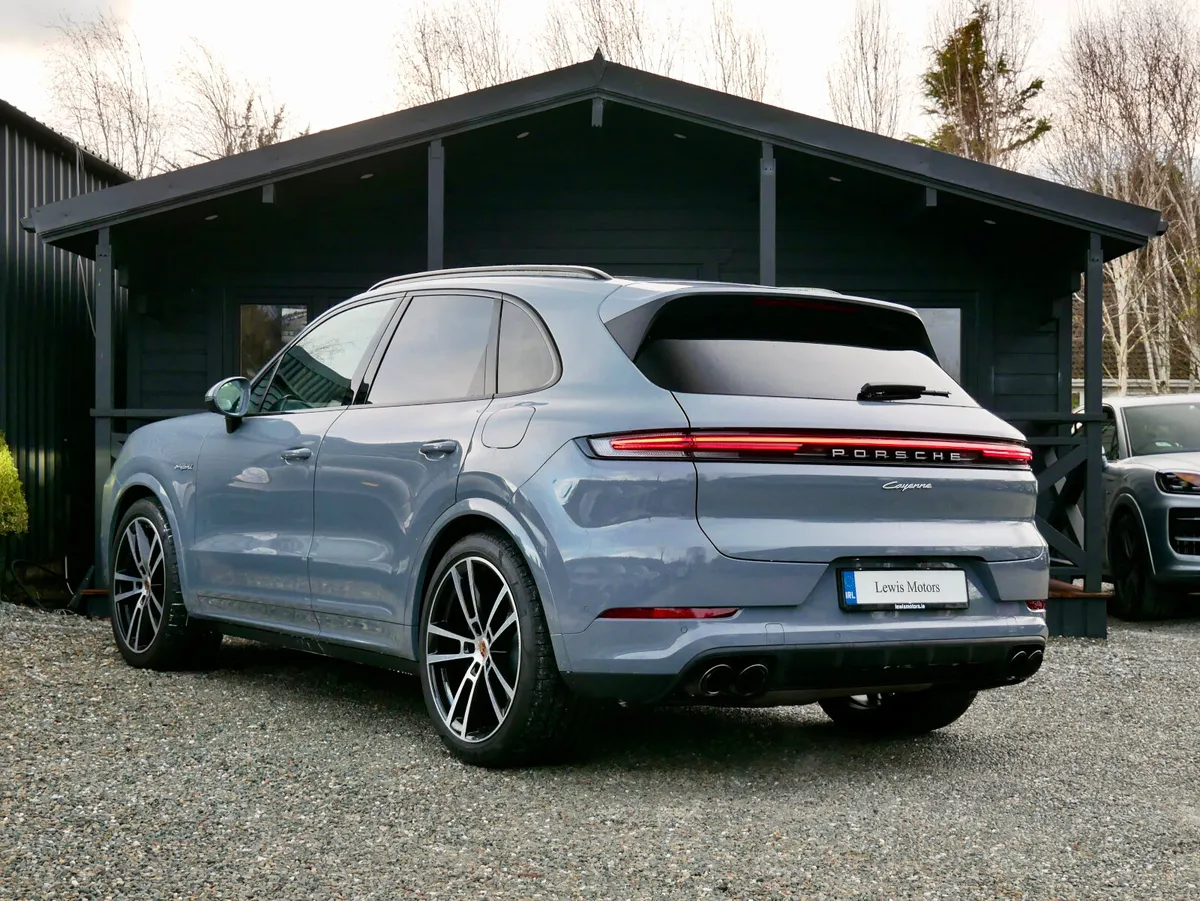 2025 Porsche Cayenne E-Hybrid HIGH SPEC - Image 4