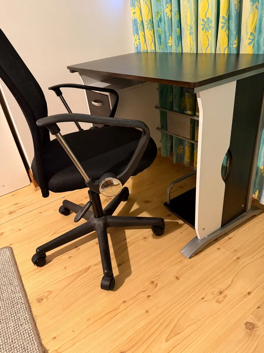 Desk with chair - Image 2