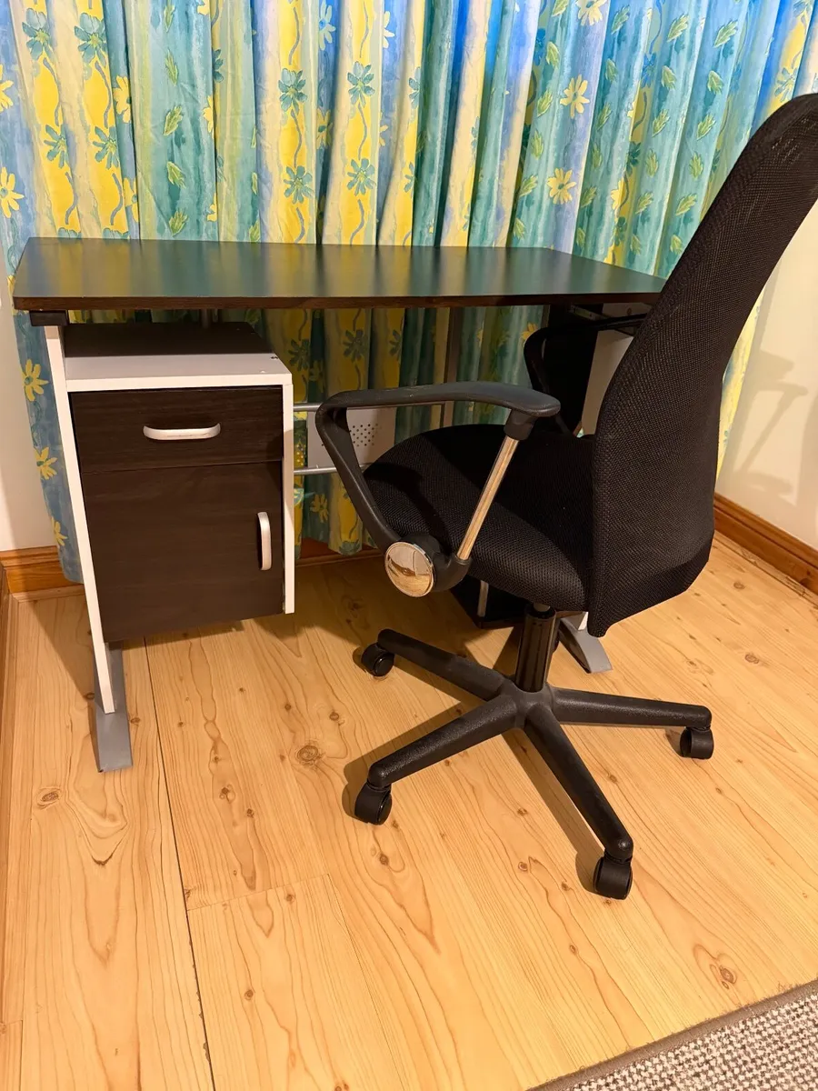 Desk with chair - Image 1