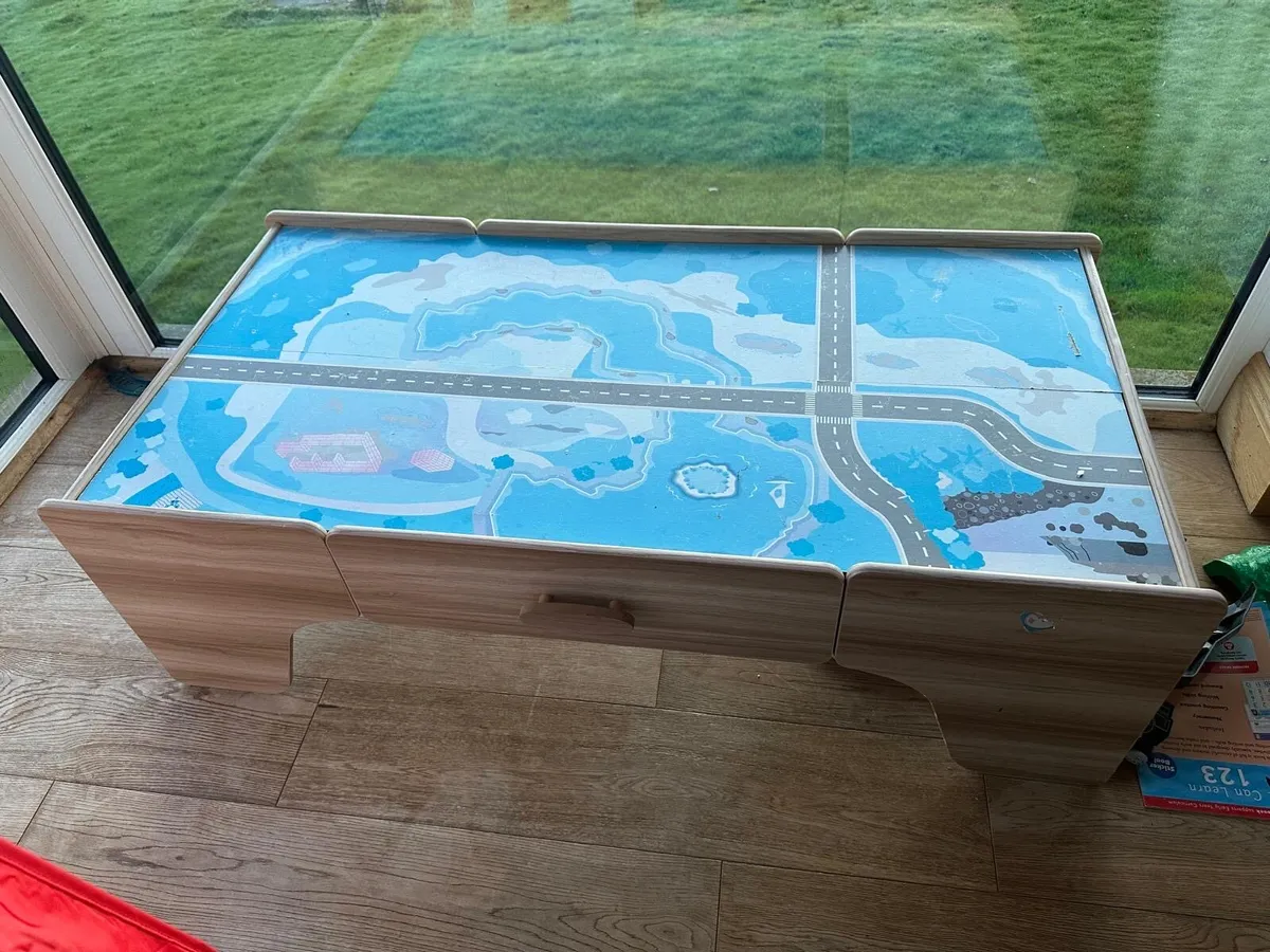 Children’s train/play table
