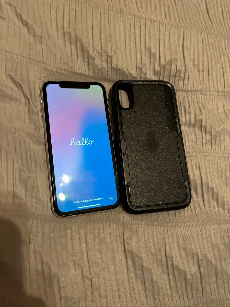 iPhone XR 128GB white + black case - Image 2