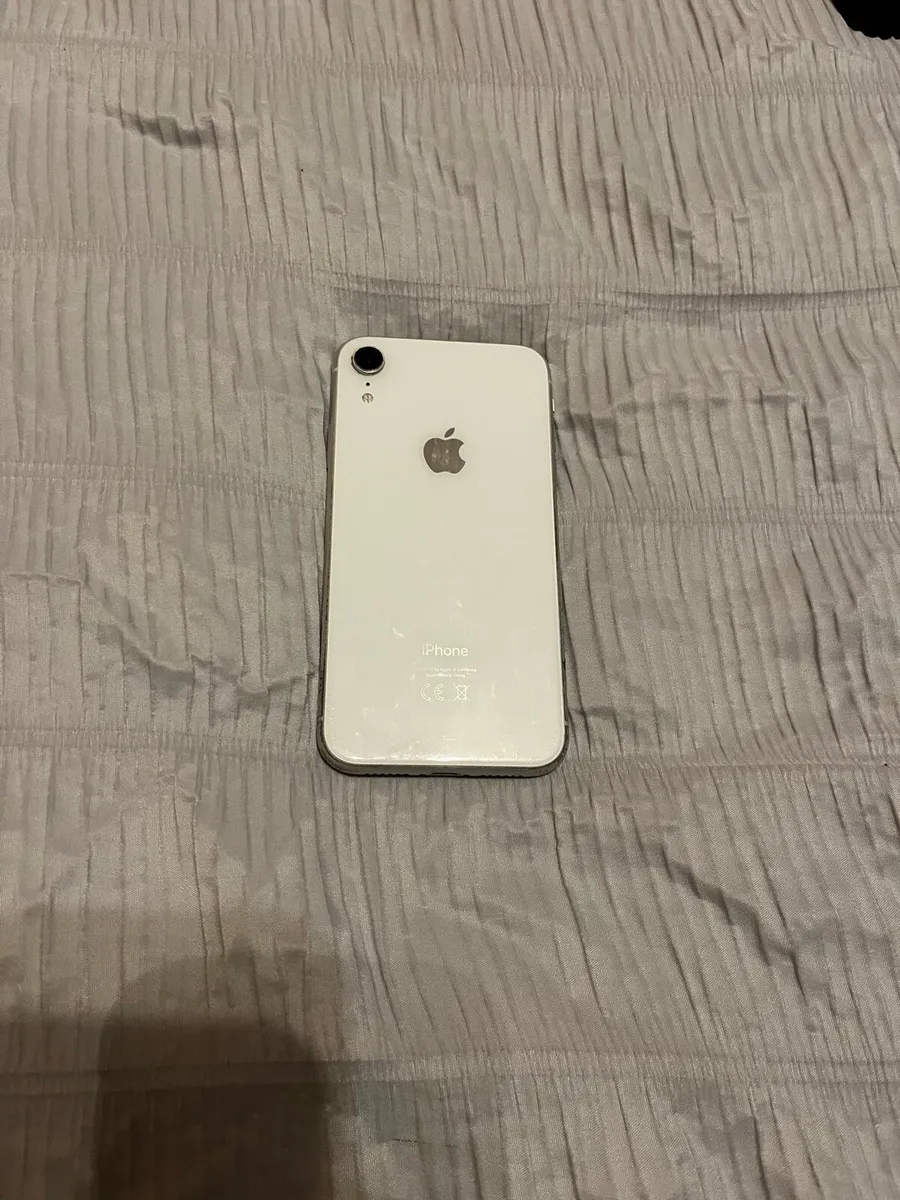 iPhone XR 128GB white + black case - Image 4