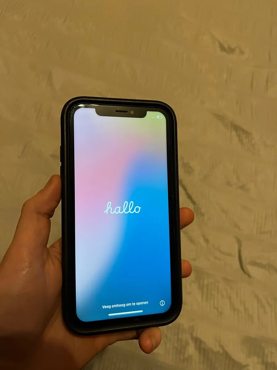 iPhone XR 128GB white + black case - Image 1