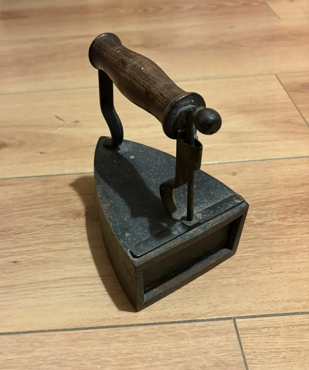 Antique smoothing irons - Image 3