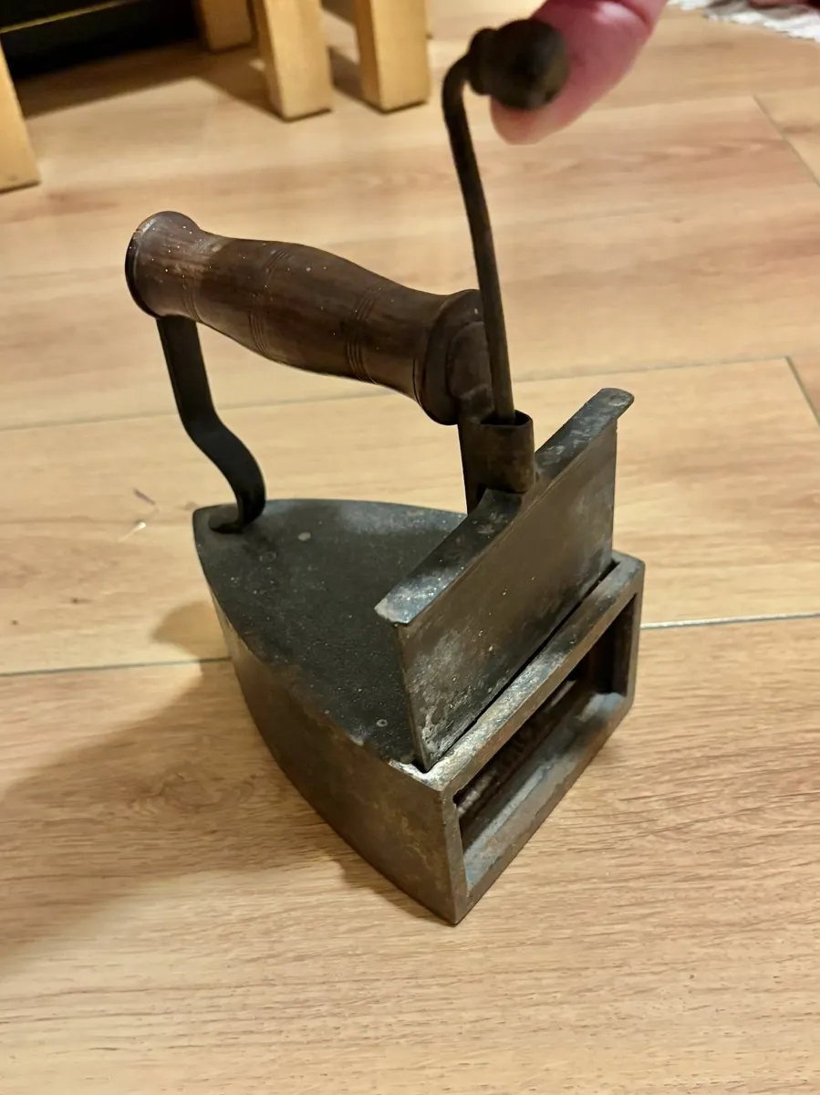 Antique smoothing irons - Image 4
