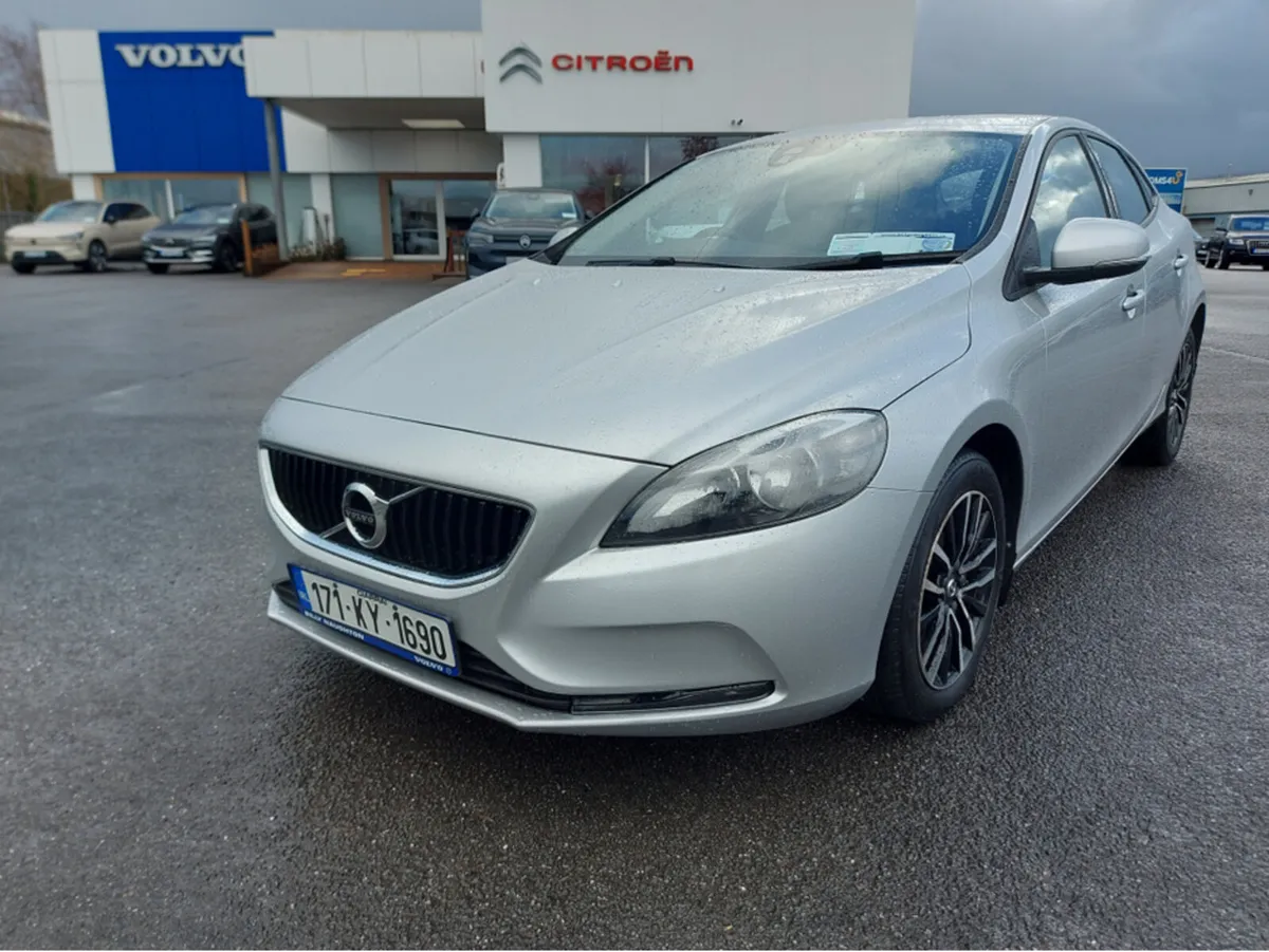 Volvo V40 D2 MOMENTUM ED 5DR - Image 2