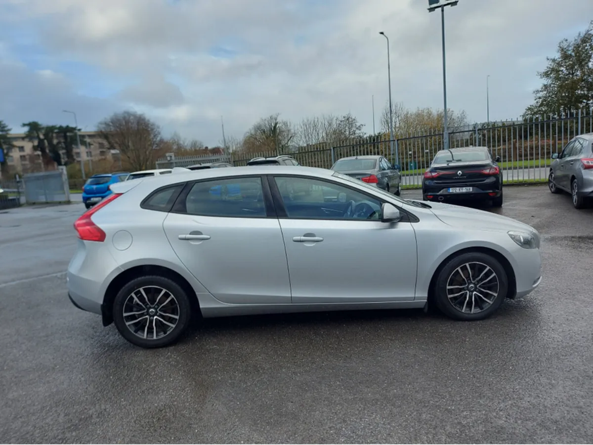 Volvo V40 D2 MOMENTUM ED 5DR - Image 4