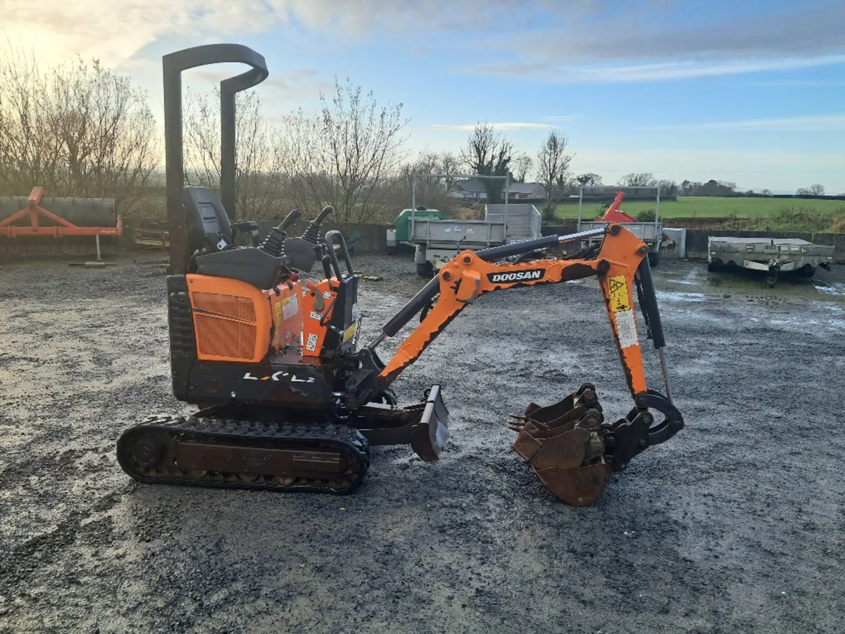 Doosan DX10 micro digger - Image 2