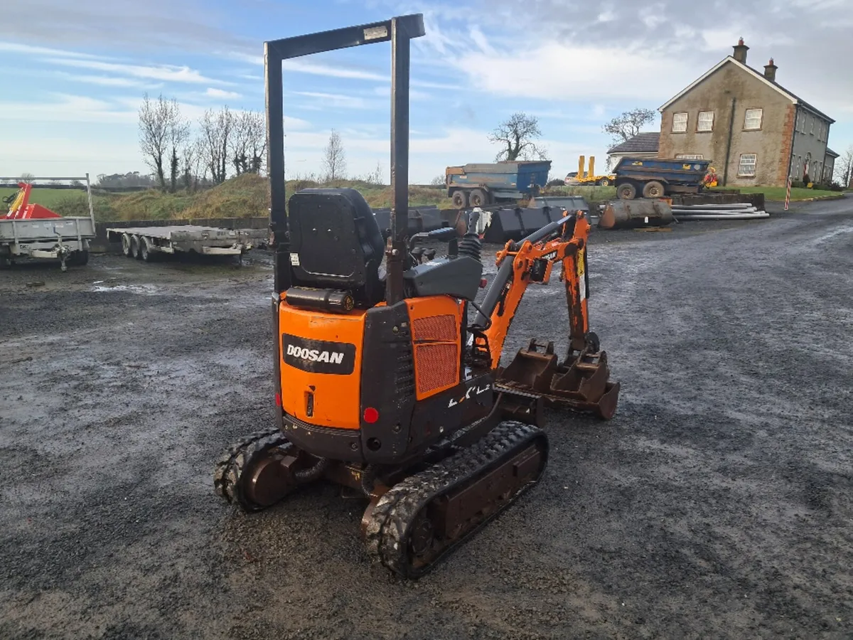 Doosan DX10 micro digger - Image 3