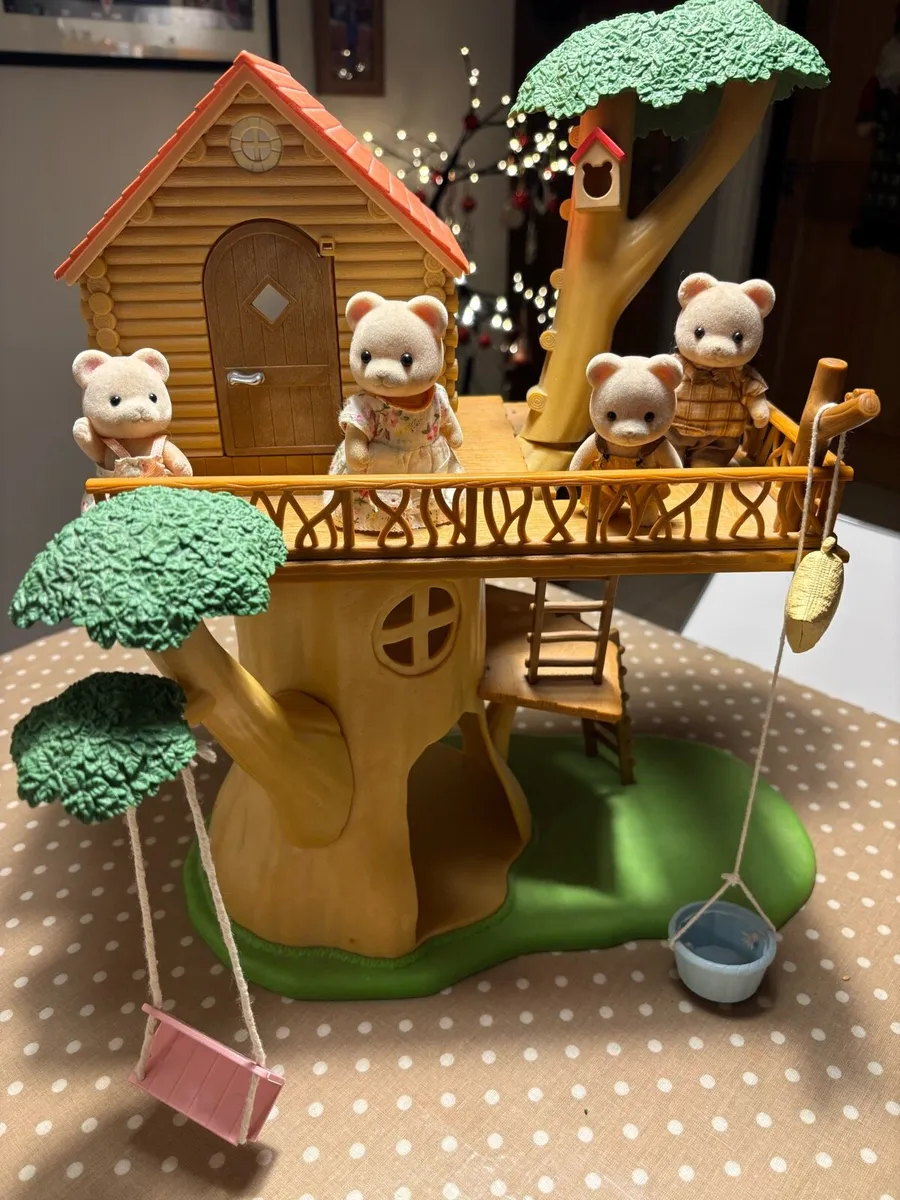 Sylvanian Families houses, playsets and figures - Image 1
